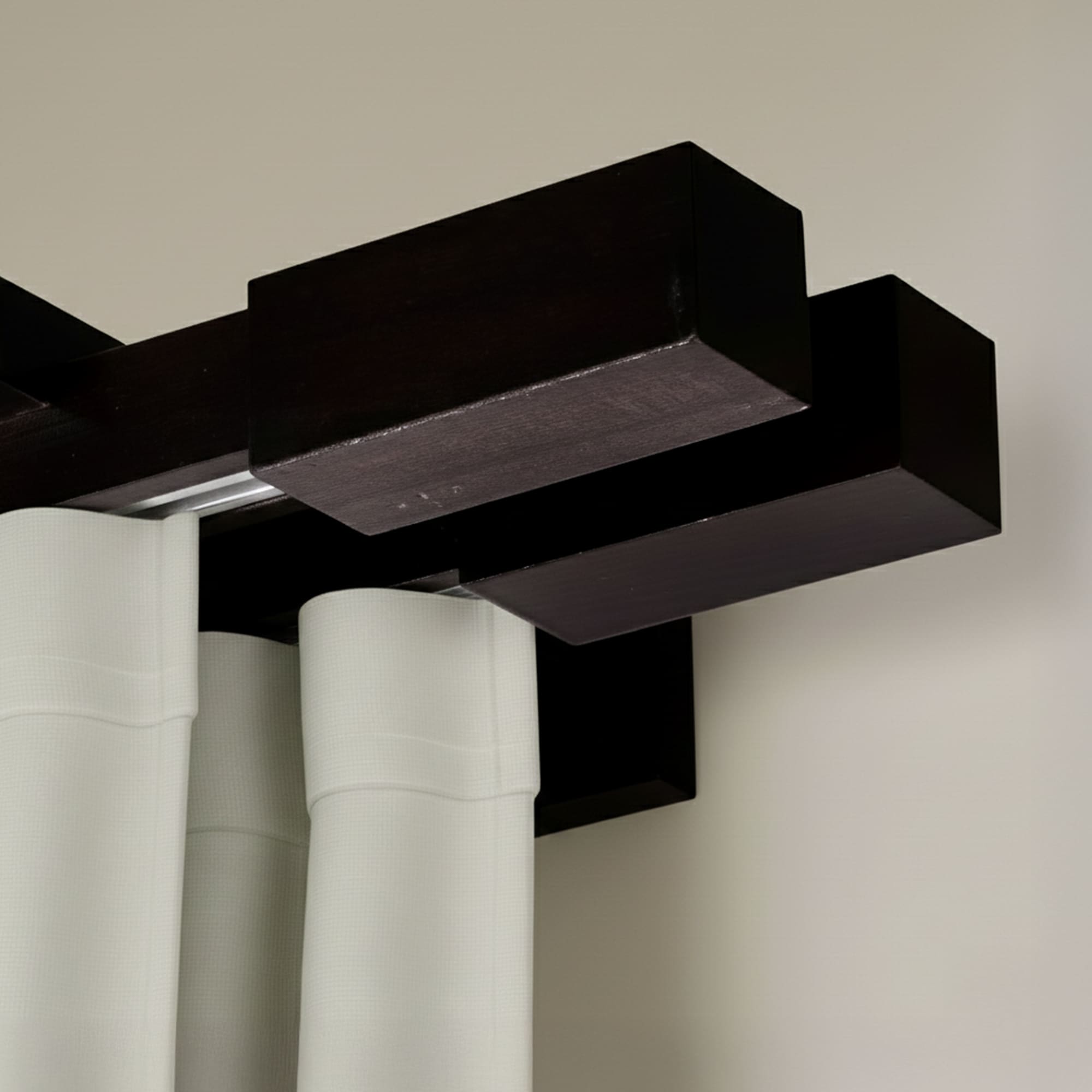 Koľajnica na záclonu a záves Praga z dreva Čierna