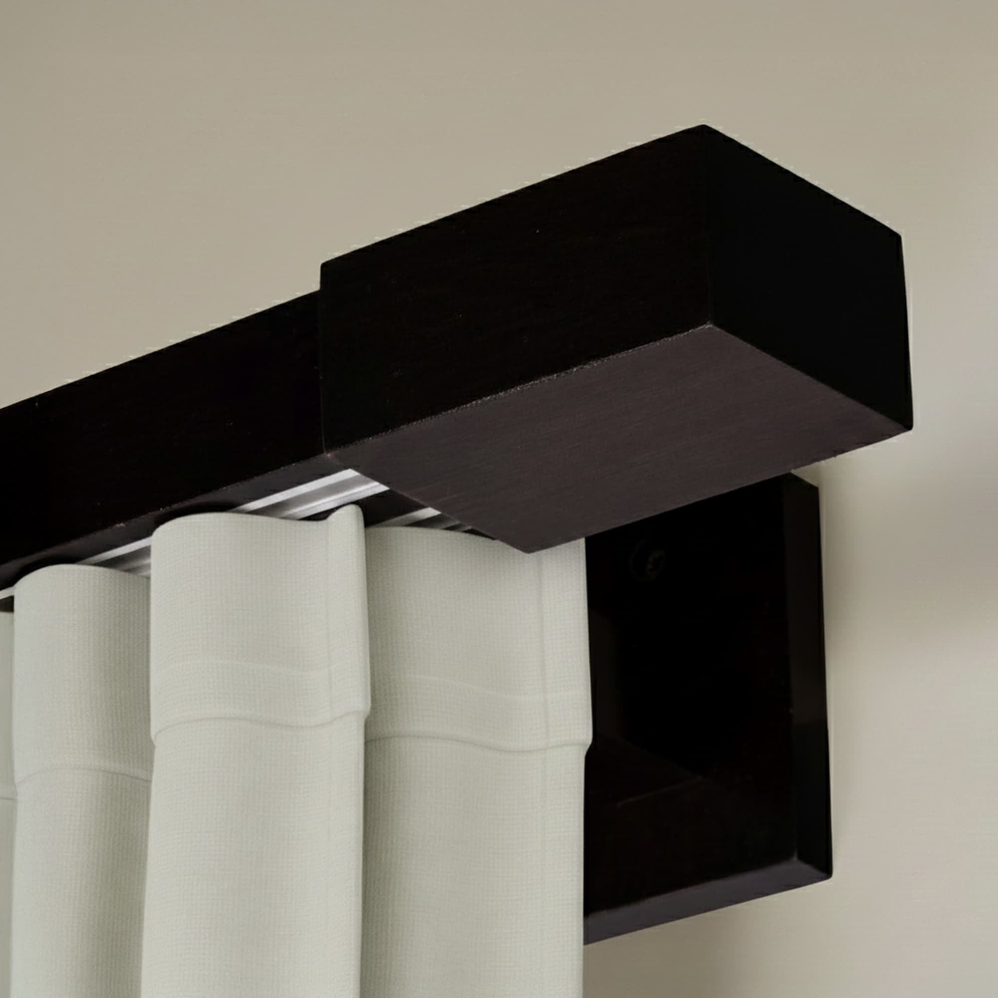 Drevená rímska garniža na záclony a závesy Čierna