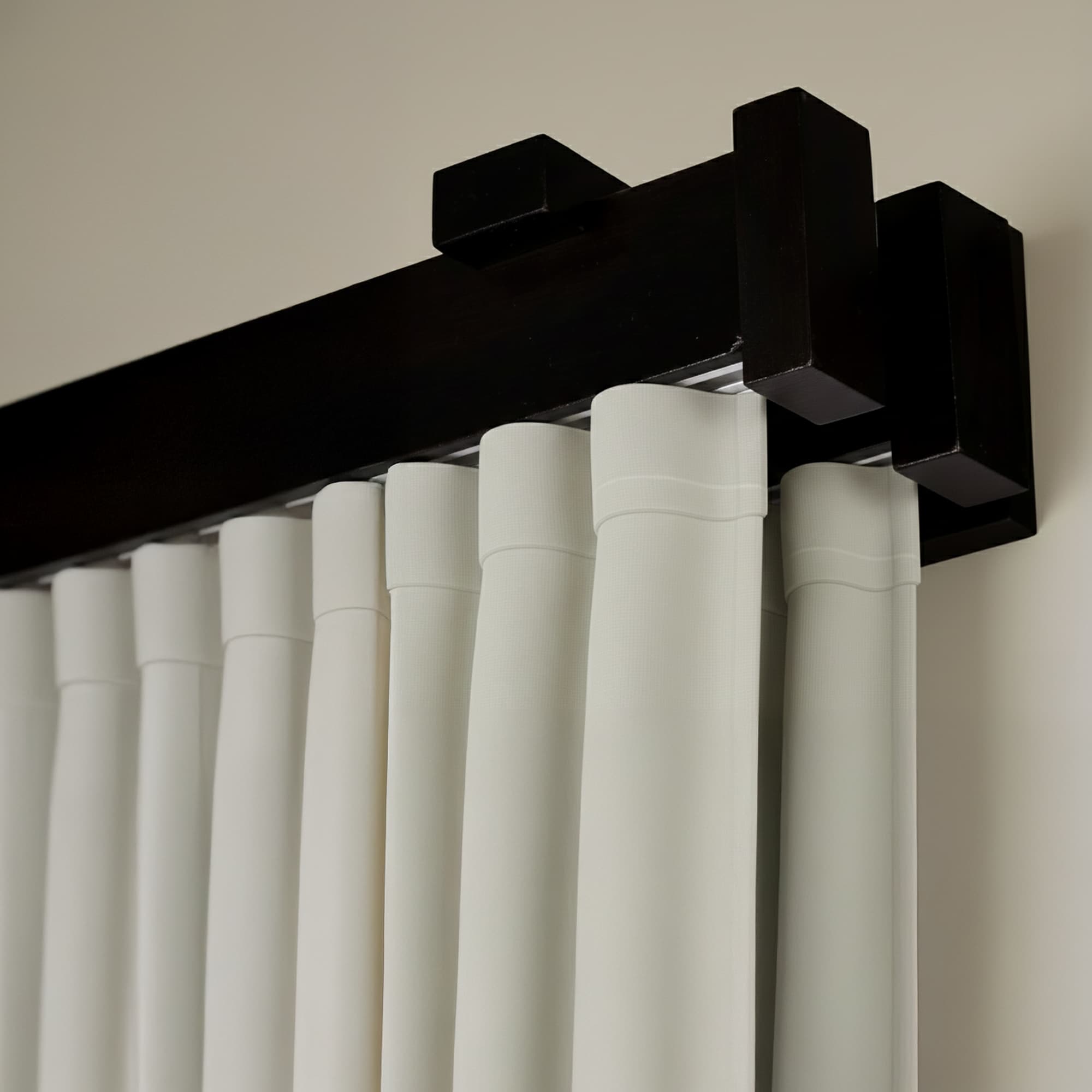 Koľajnica na záclonu a záves Dalia z dreva Čierna