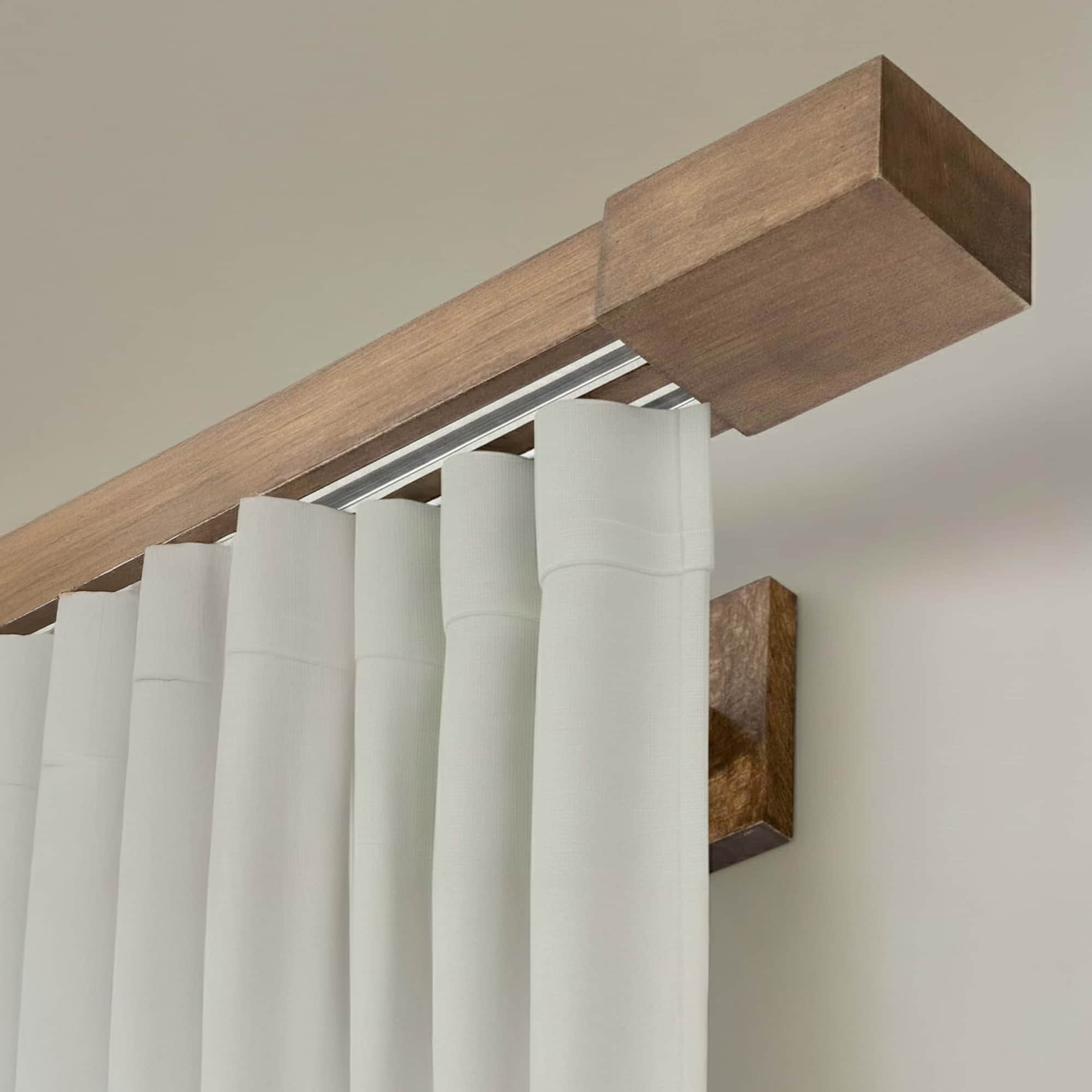 Drevená rímska garniža na záclony a závesy Jaseň