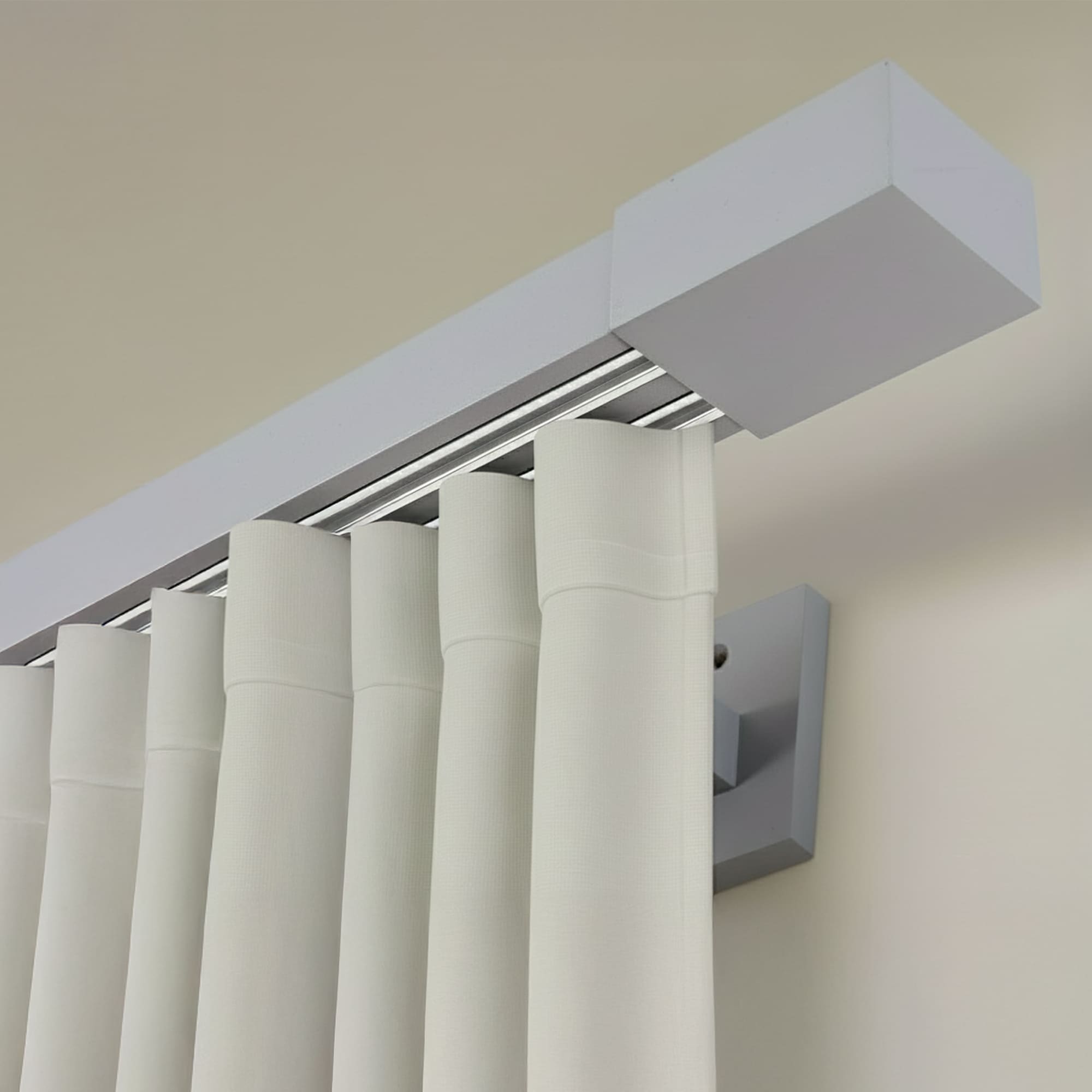 Drevená rímska garniža na záclony a závesy Gri_fereastra