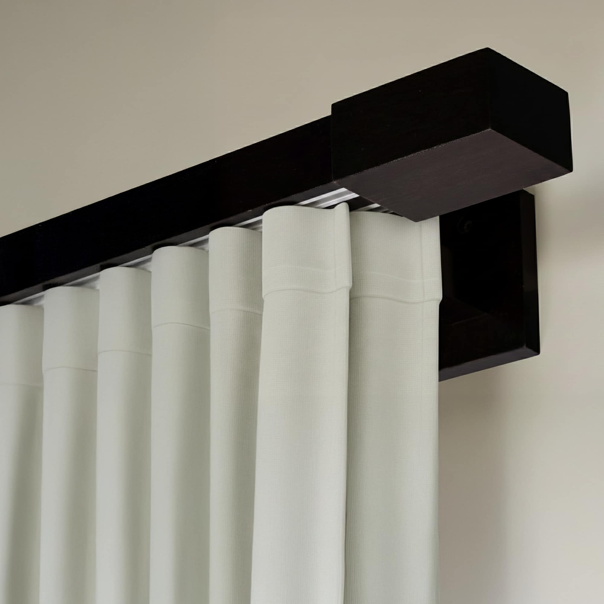 Drevená rímska garniža na záclony a závesy Čierna