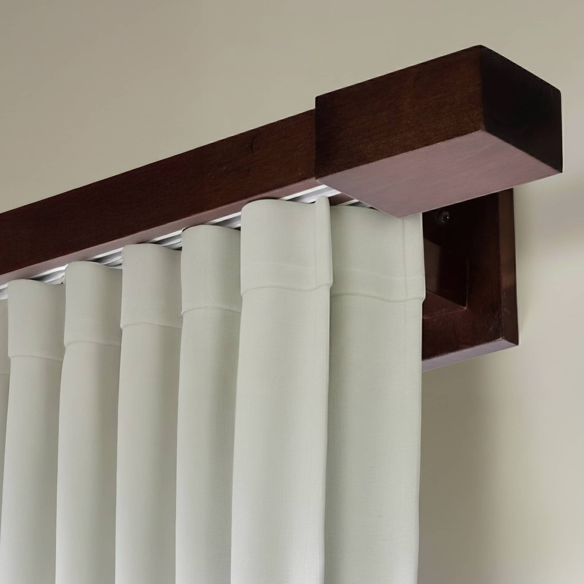 Drevená rímska garniža na záclony a závesy Orech