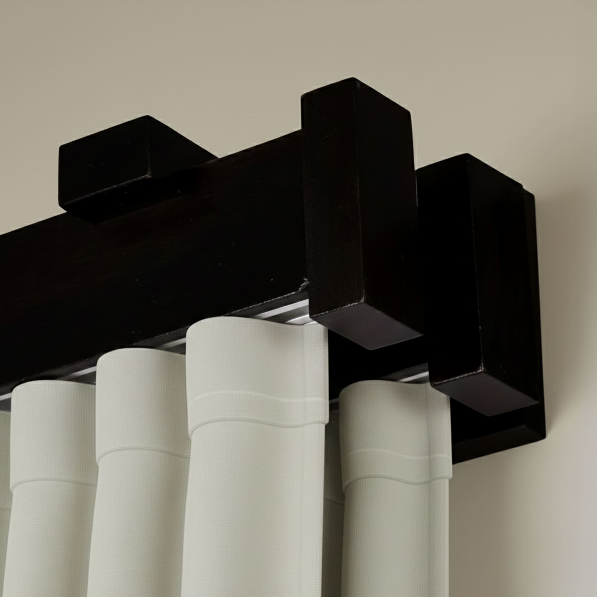 Koľajnica na záclonu a záves Dalia z dreva Čierna