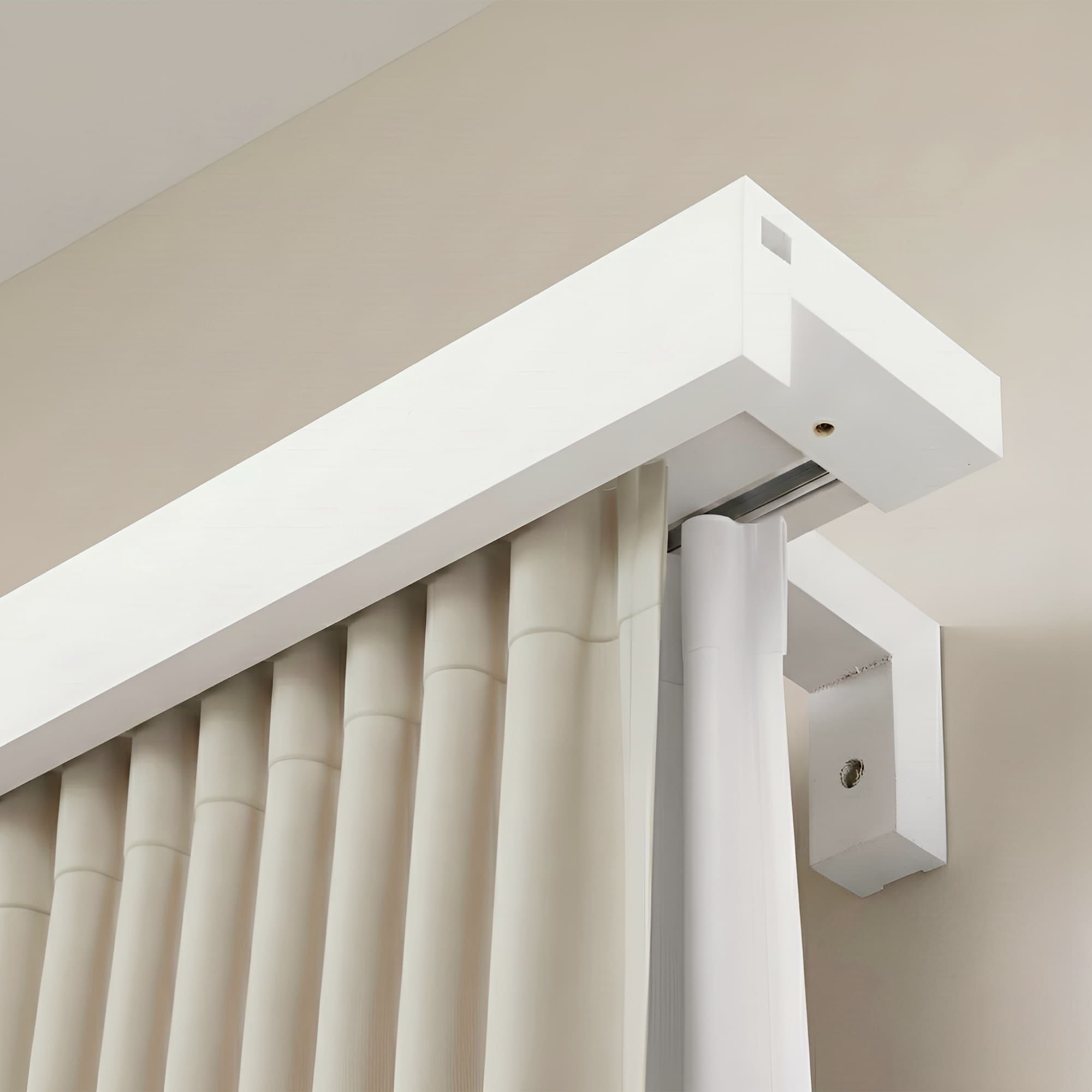 Garníža na záclonu a záves Travetto dvojitá s maskou z dreva Biela