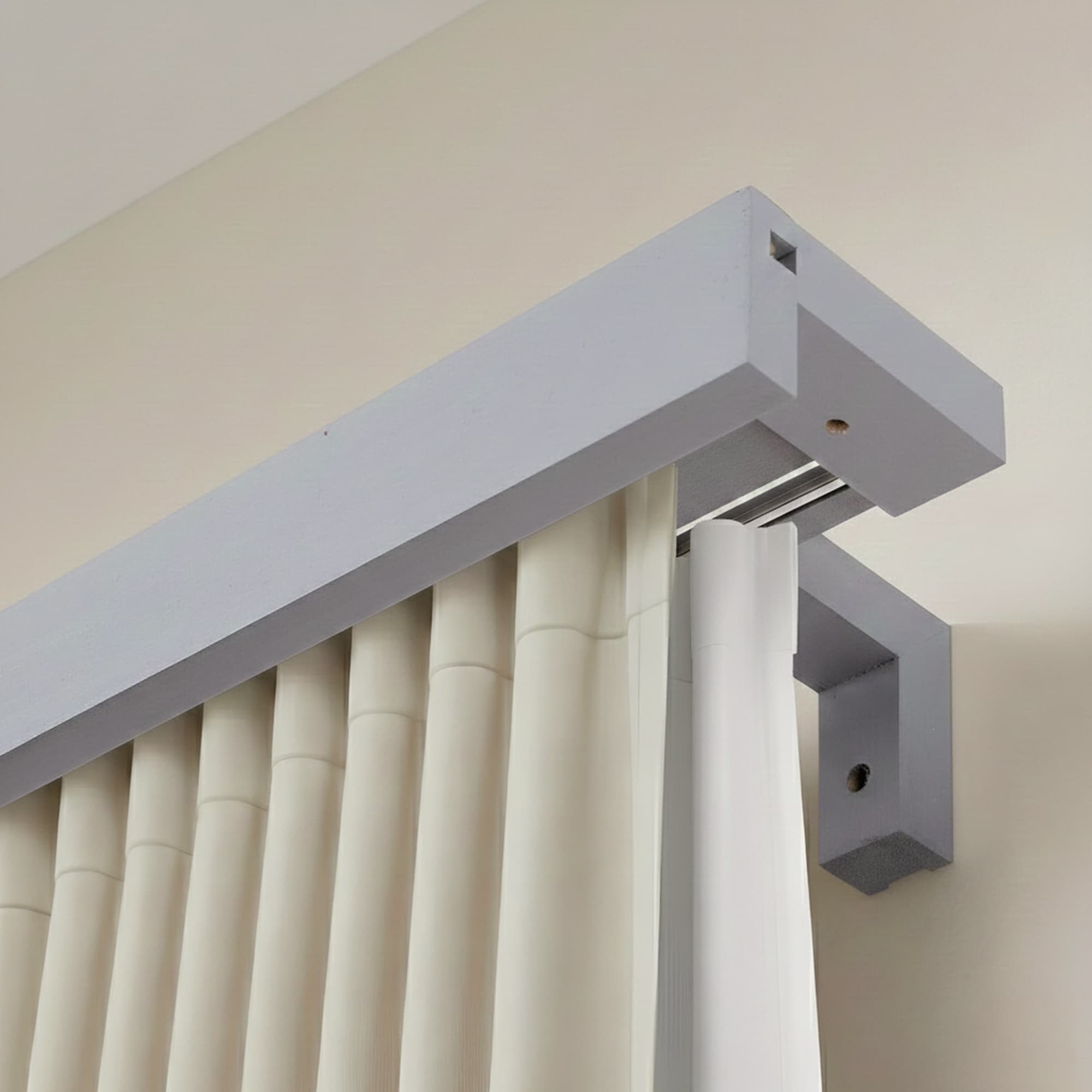 Garníža na záclonu a záves Travetto dvojitá s maskou z dreva Gri_fereastra