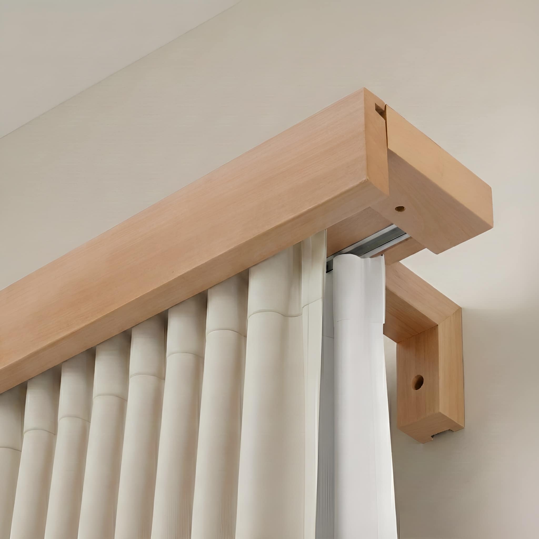 Garníža na záclonu a záves Travetto dvojitá s maskou z dreva Prírodná