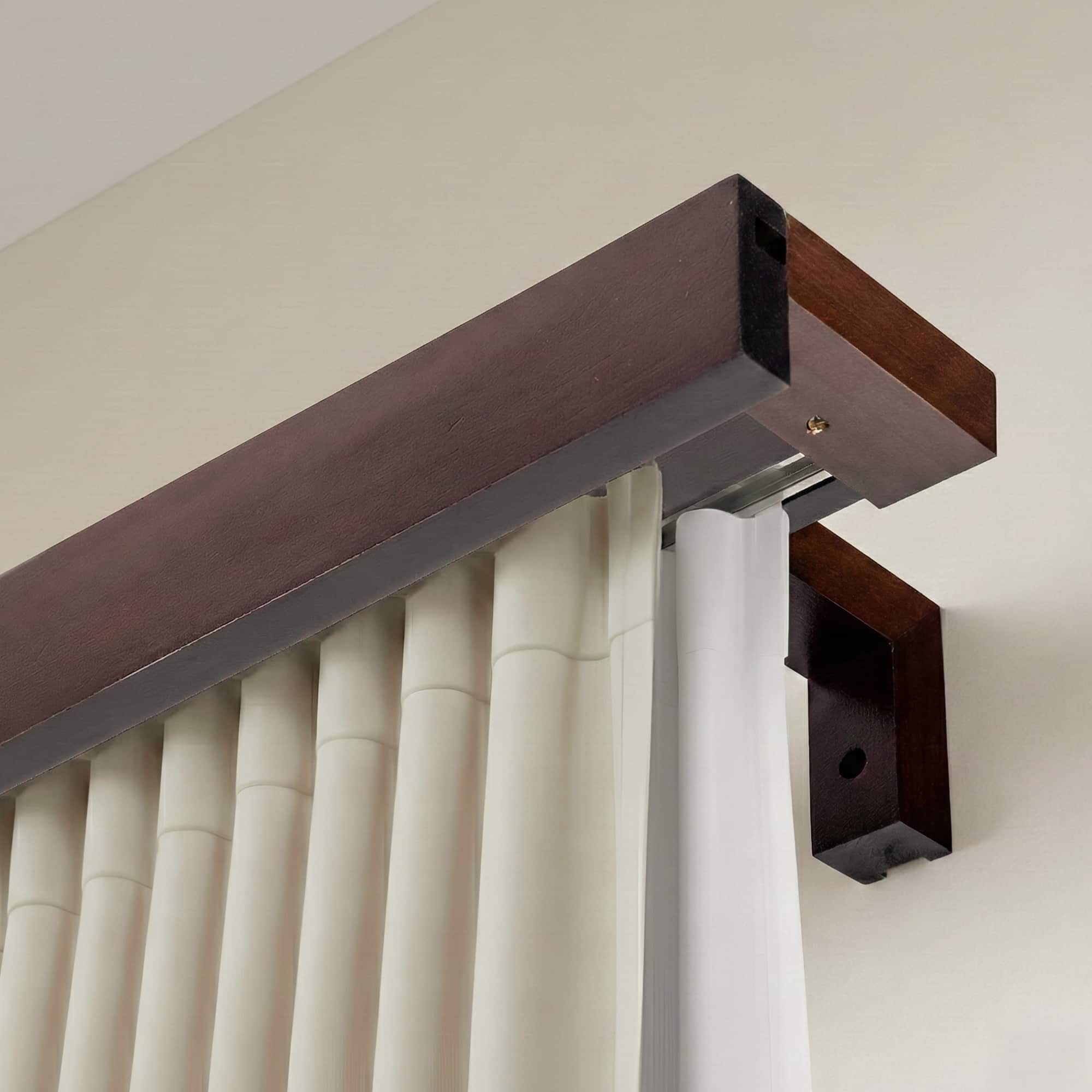 Garníža na záclonu a záves Travetto dvojitá s maskou z dreva Orech