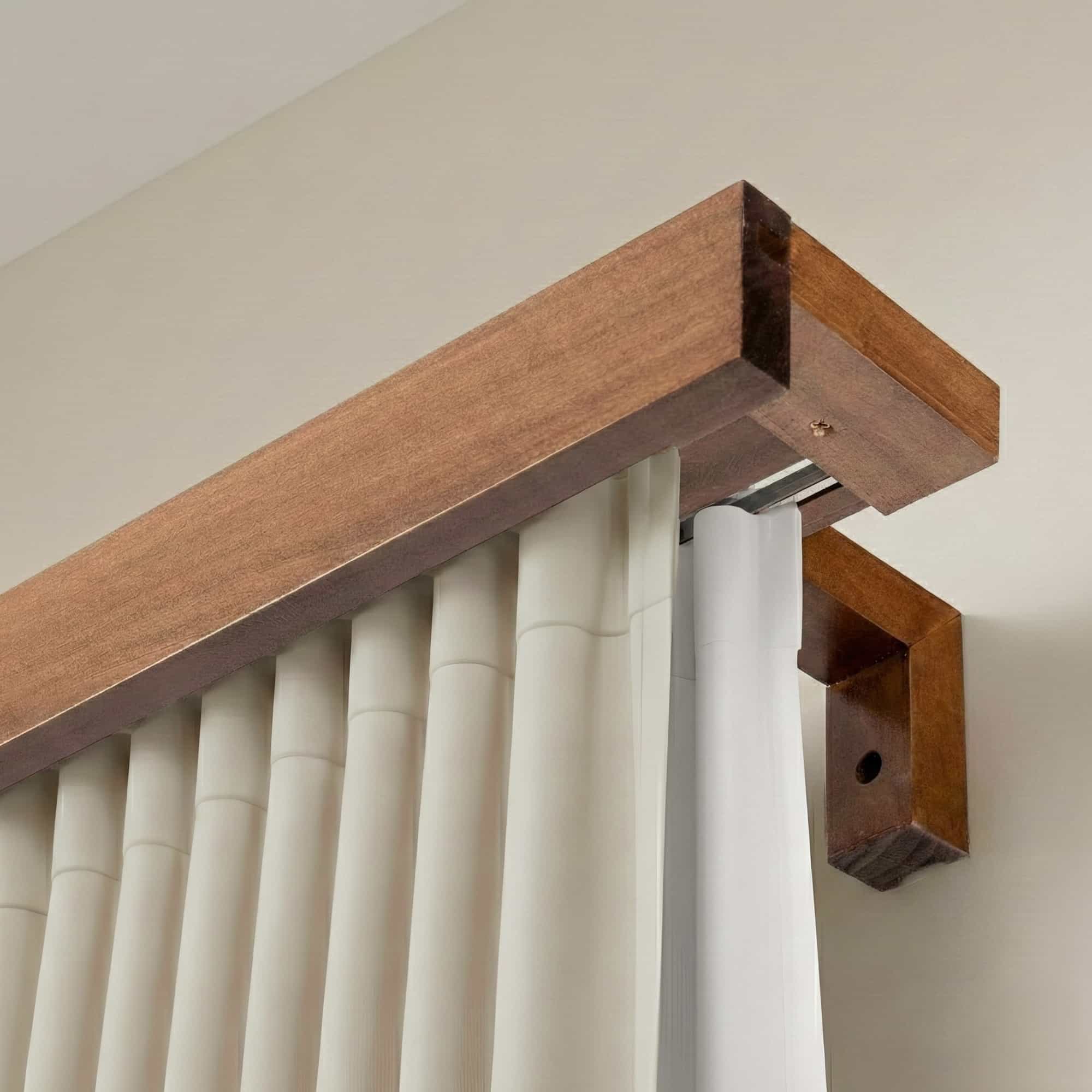 Garníža na záclonu a záves Travetto dvojitá s maskou z dreva Dub