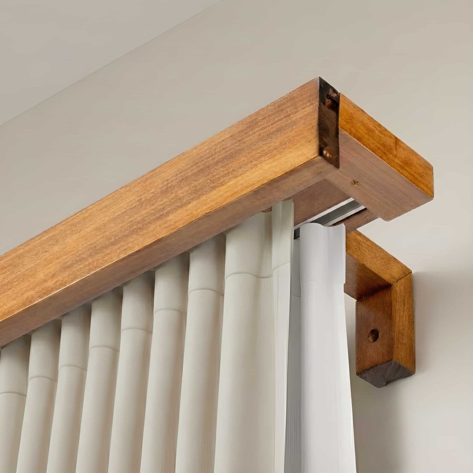 Garníža na záclonu a záves Travetto dvojitá s maskou z dreva Stejar_auriu