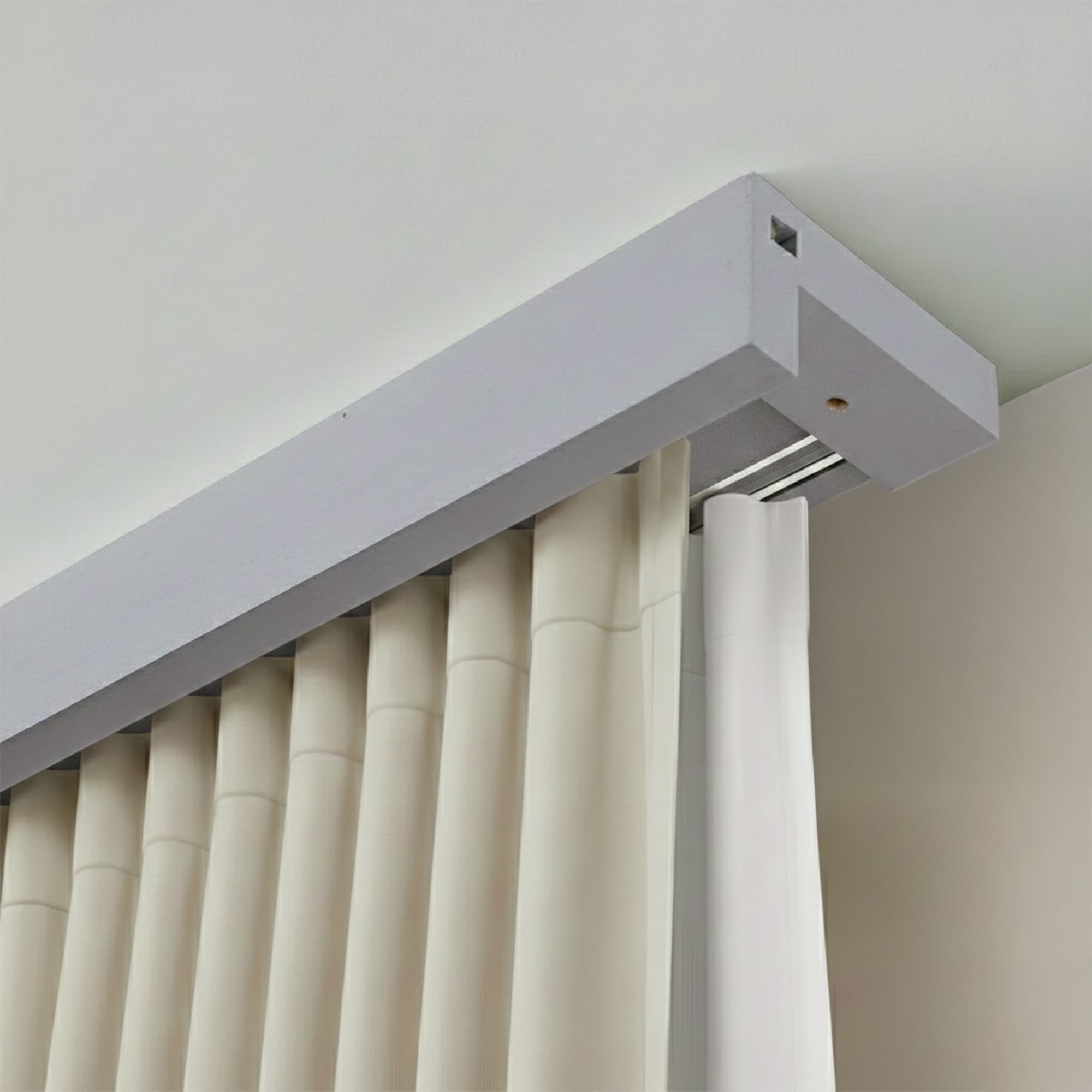 Garníža na záclonu a záves Travetto dvojitá s maskou z dreva Gri_fereastra