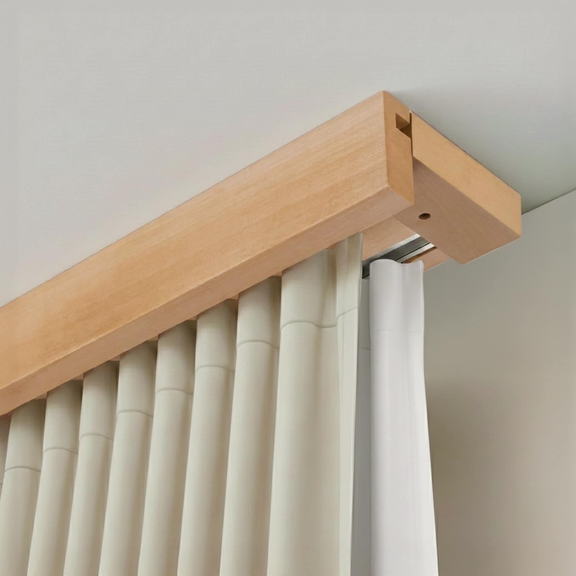 Garníža na záclonu a záves Travetto dvojitá s maskou z dreva Prírodná