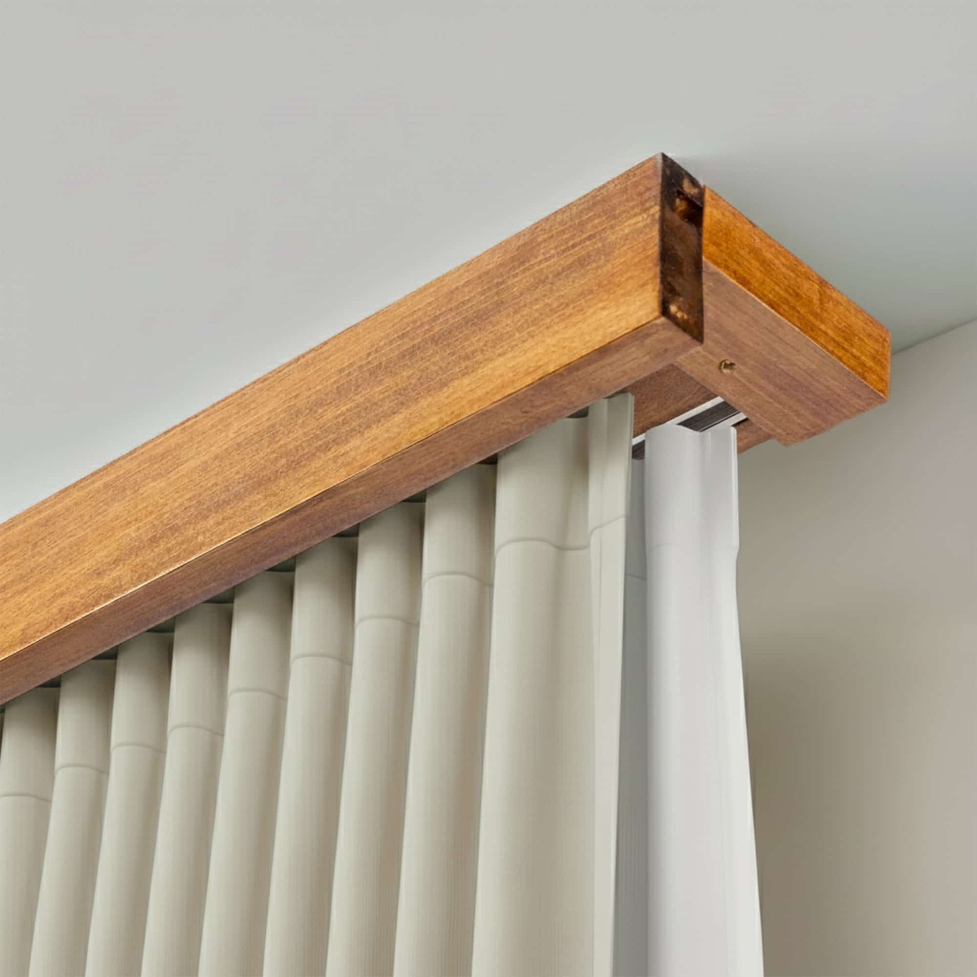 Garníža na záclonu a záves Travetto dvojitá s maskou z dreva Stejar_auriu