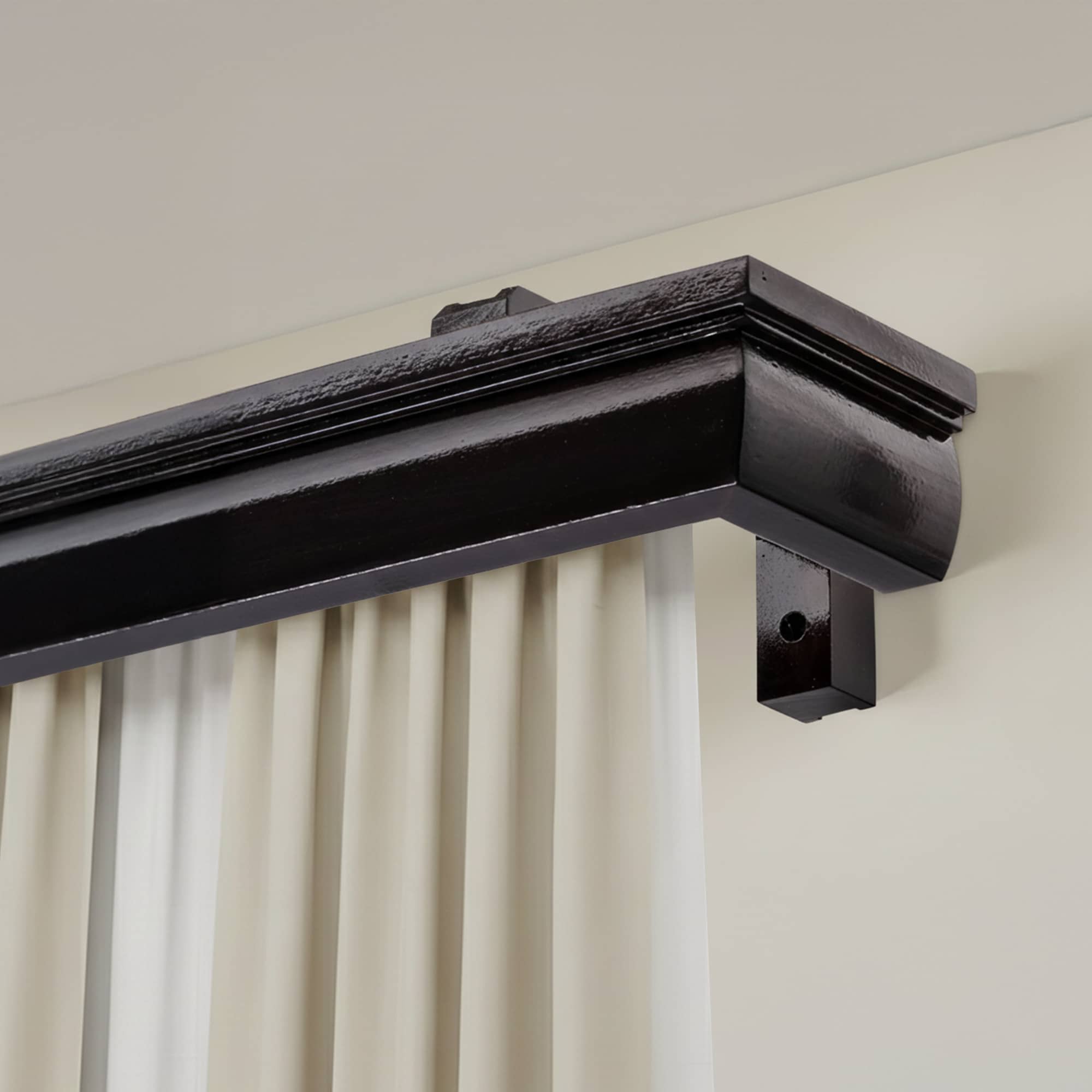 Garníža na záclonu a záves s maskou Firenze z dreva Čierna