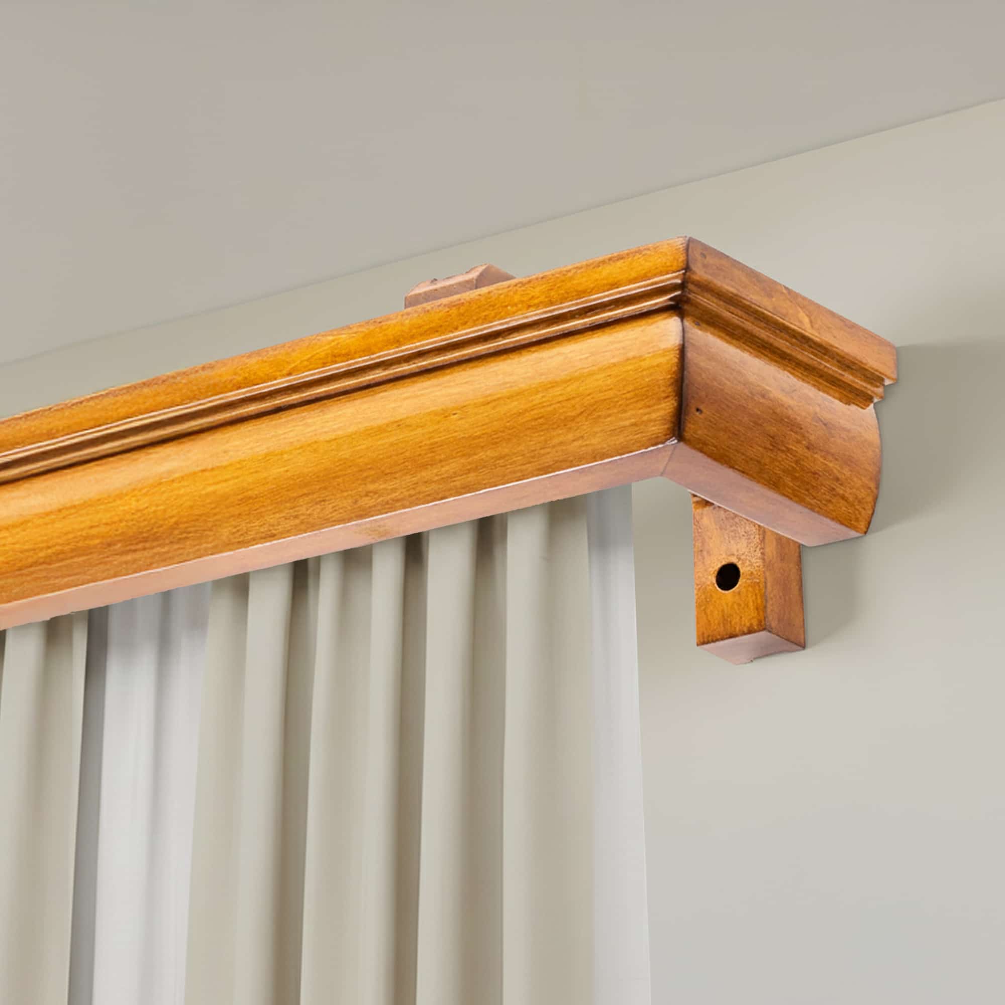 Garníža na záclonu a záves s maskou Firenze z dreva Stejar_auriu