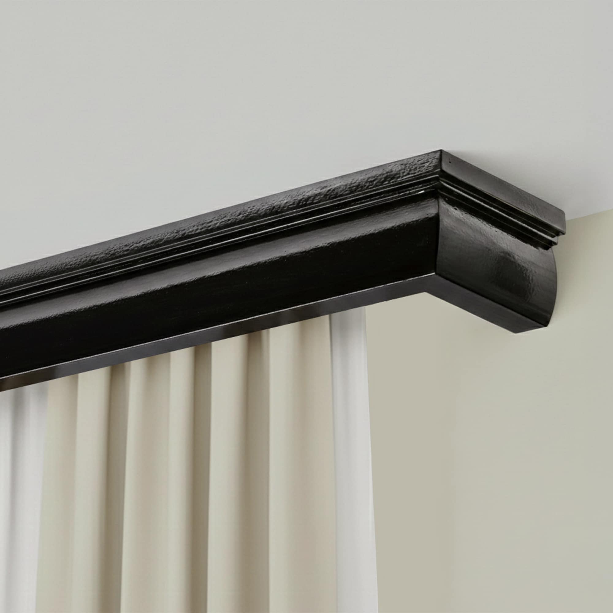 Garníža na záclonu a záves s maskou Firenze z dreva Čierna