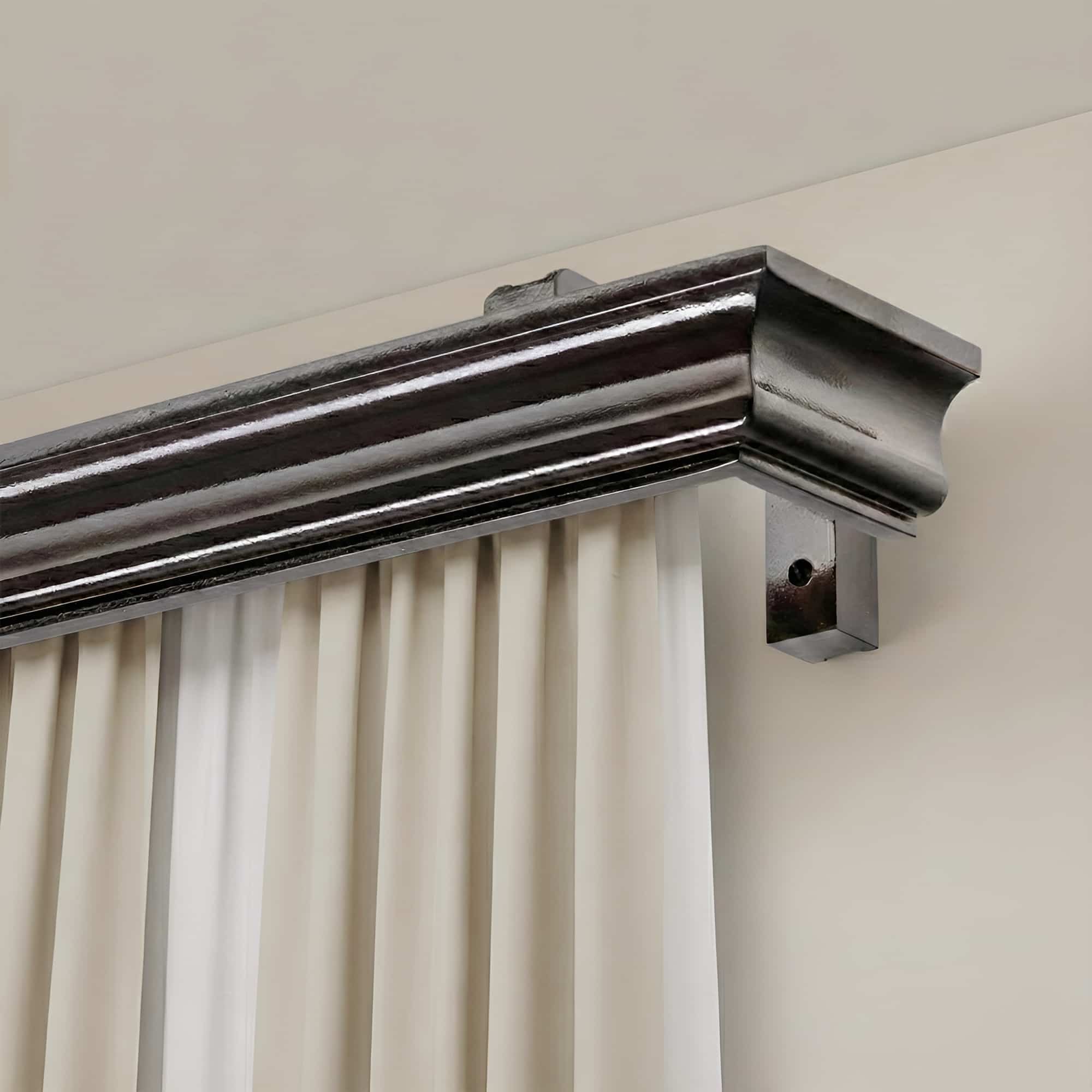 Garníža na záclonu a záves s maskou Athena z dreva Wenge