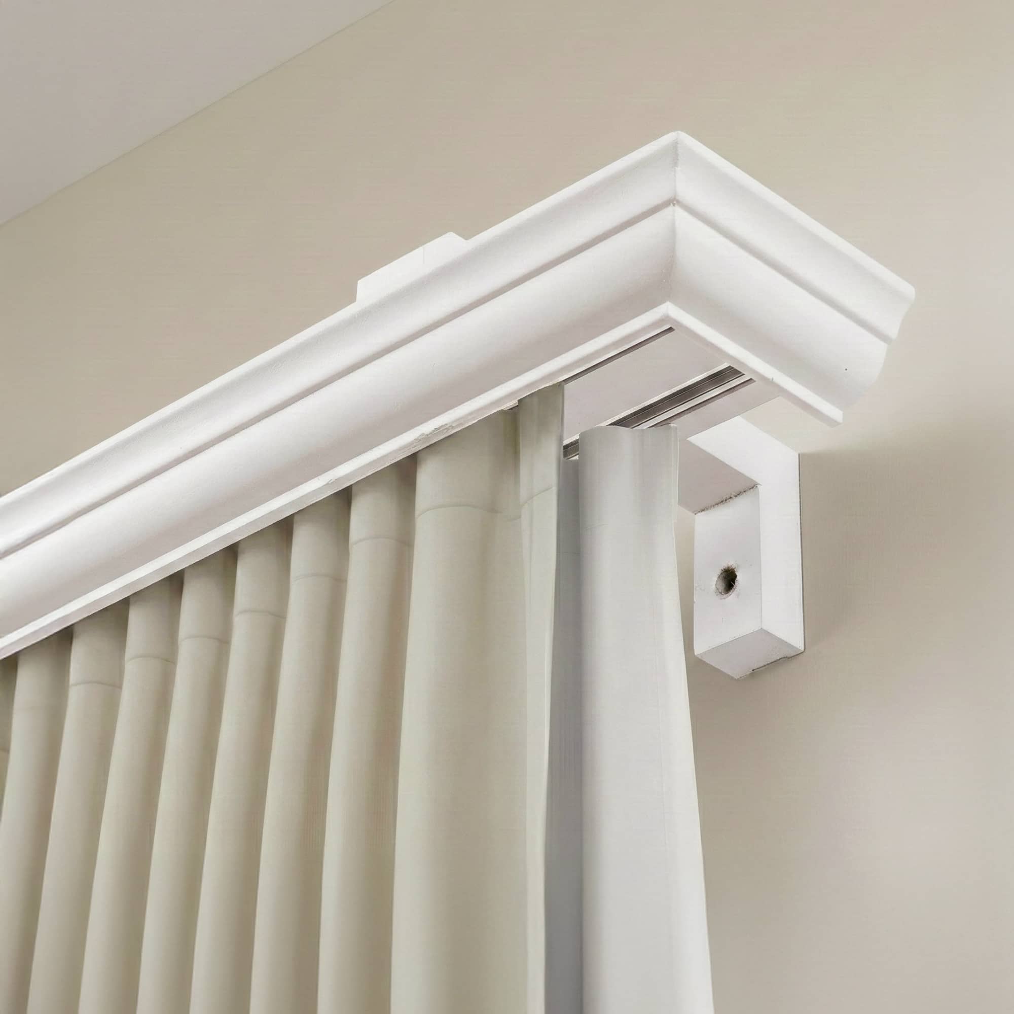 Garníža na záclonu a záves s maskou Filip z dreva Biela