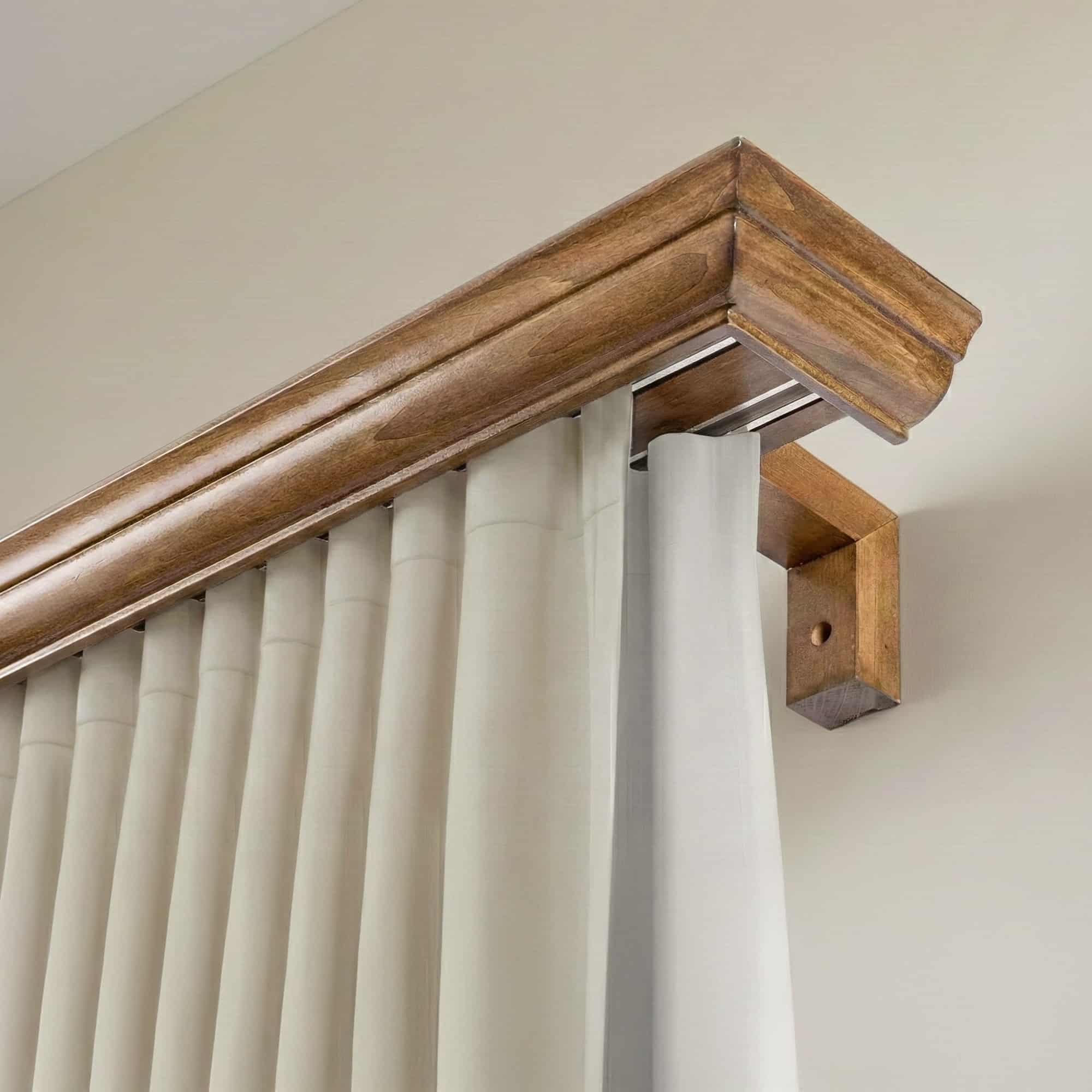 Garníža na záclonu a záves s maskou Filip z dreva Jaseň