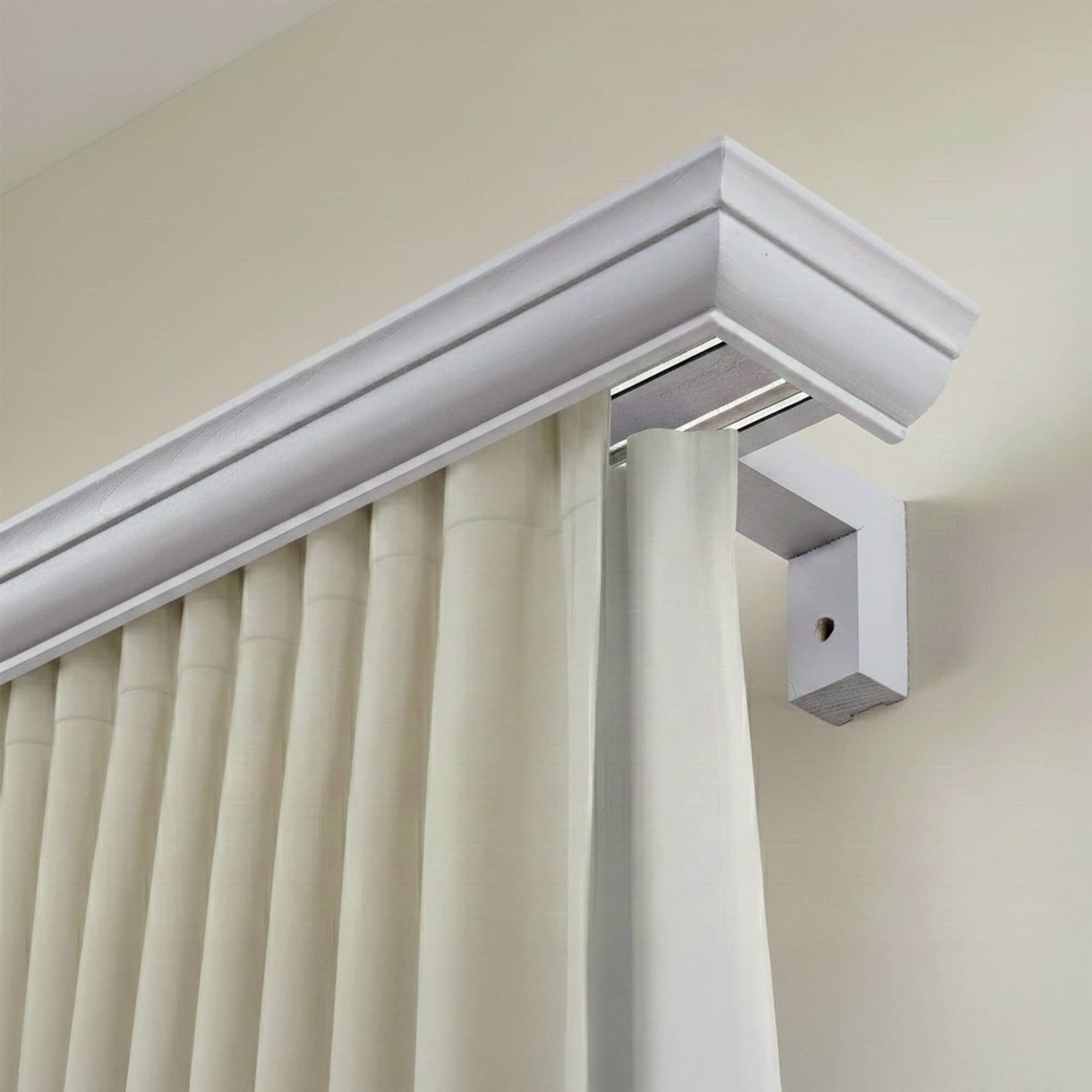 Garníža na záclonu a záves s maskou Filip z dreva Gri_fereastra