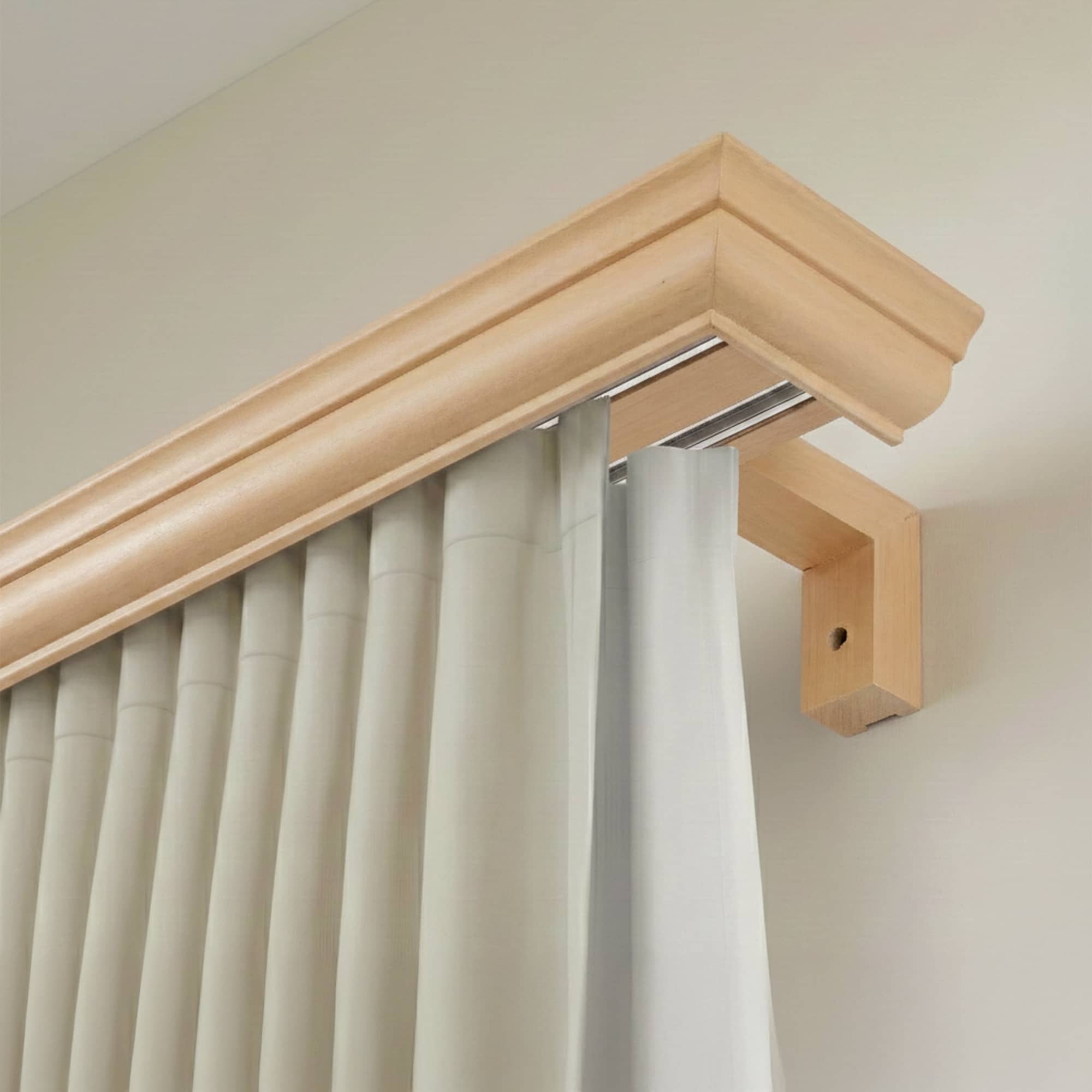 Garníža na záclonu a záves s maskou Filip z dreva Prírodná