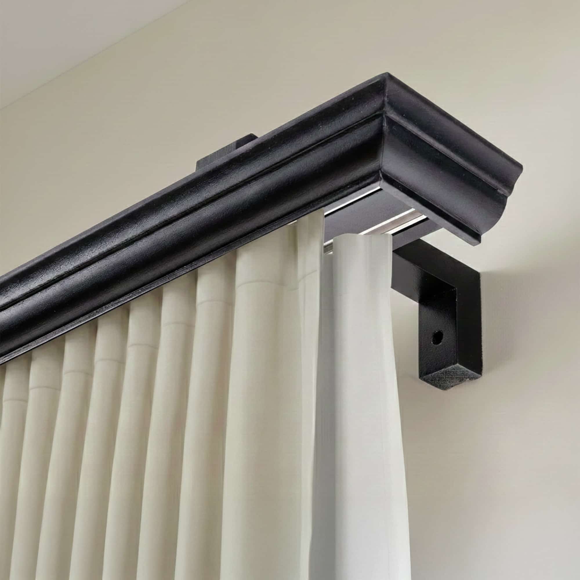 Garníža na záclonu a záves s maskou Filip z dreva Čierna