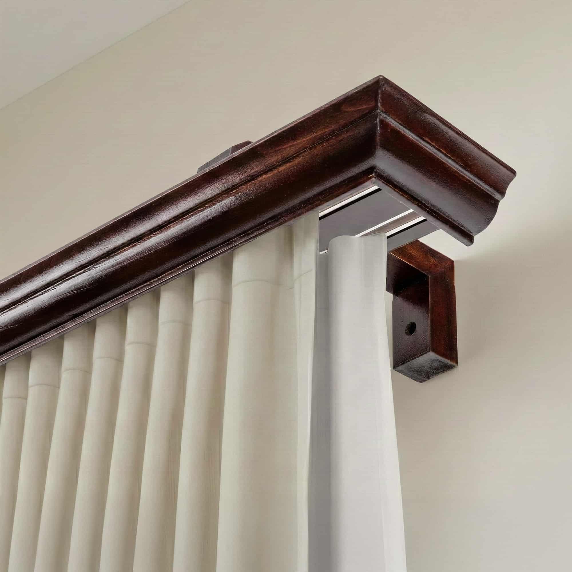 Garníža na záclonu a záves s maskou Filip z dreva Orech