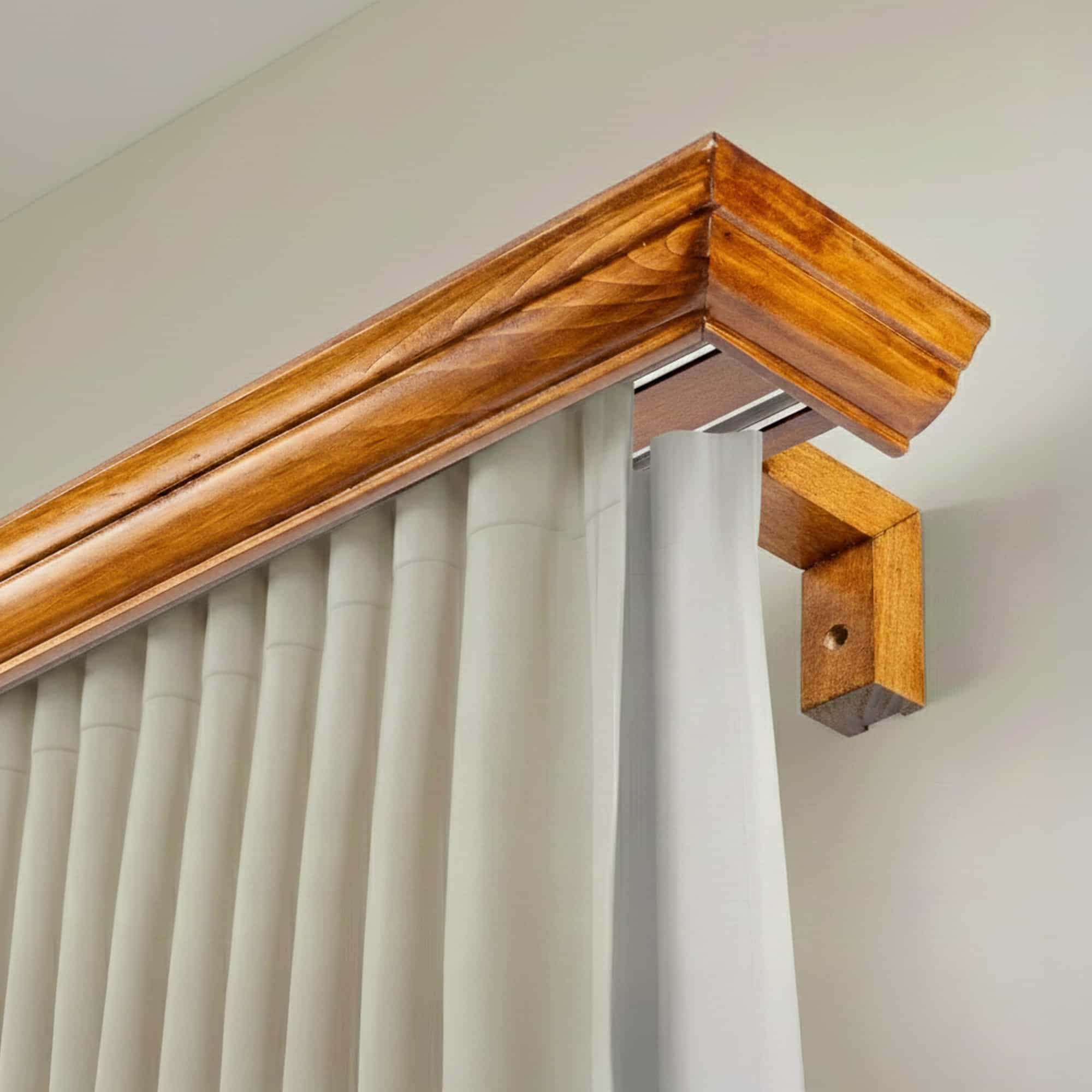 Garníža na záclonu a záves s maskou Filip z dreva Stejar_auriu