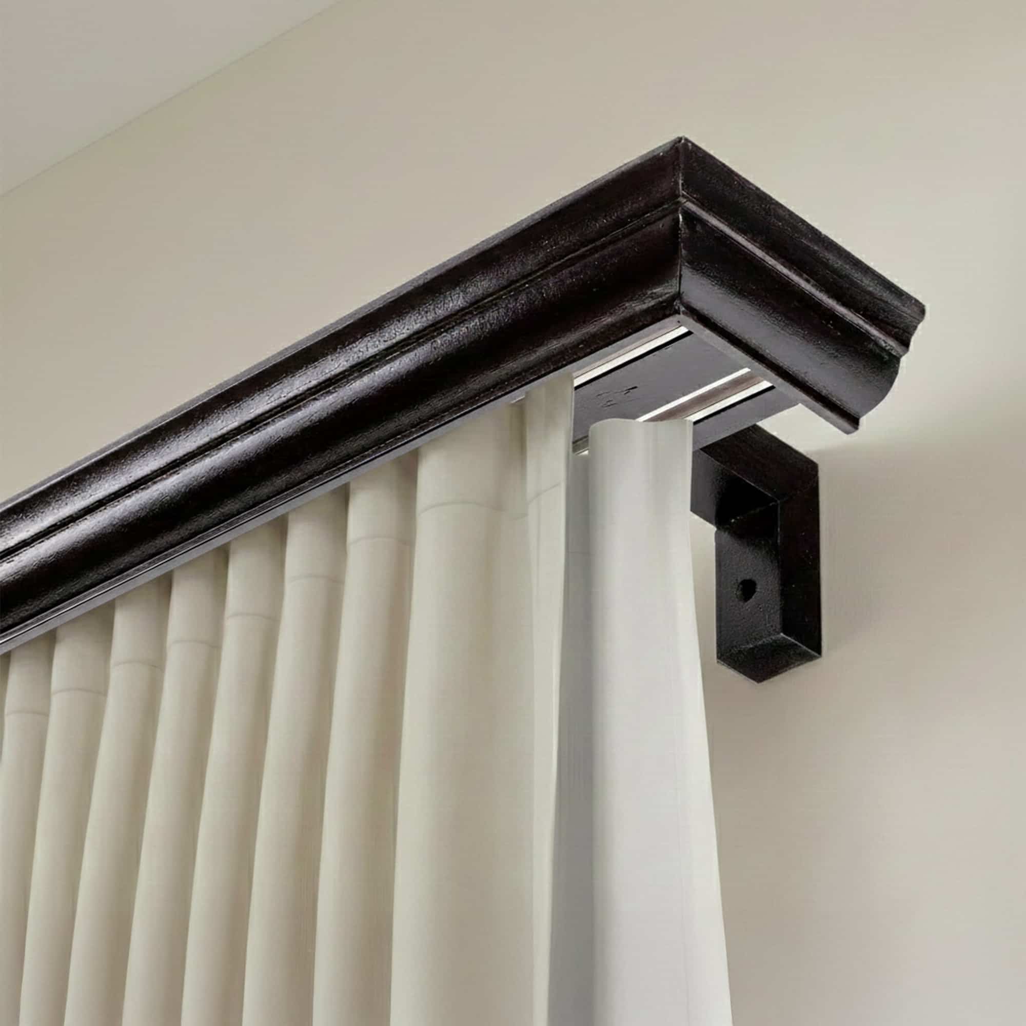 Garníža na záclonu a záves s maskou Filip z dreva Wenge