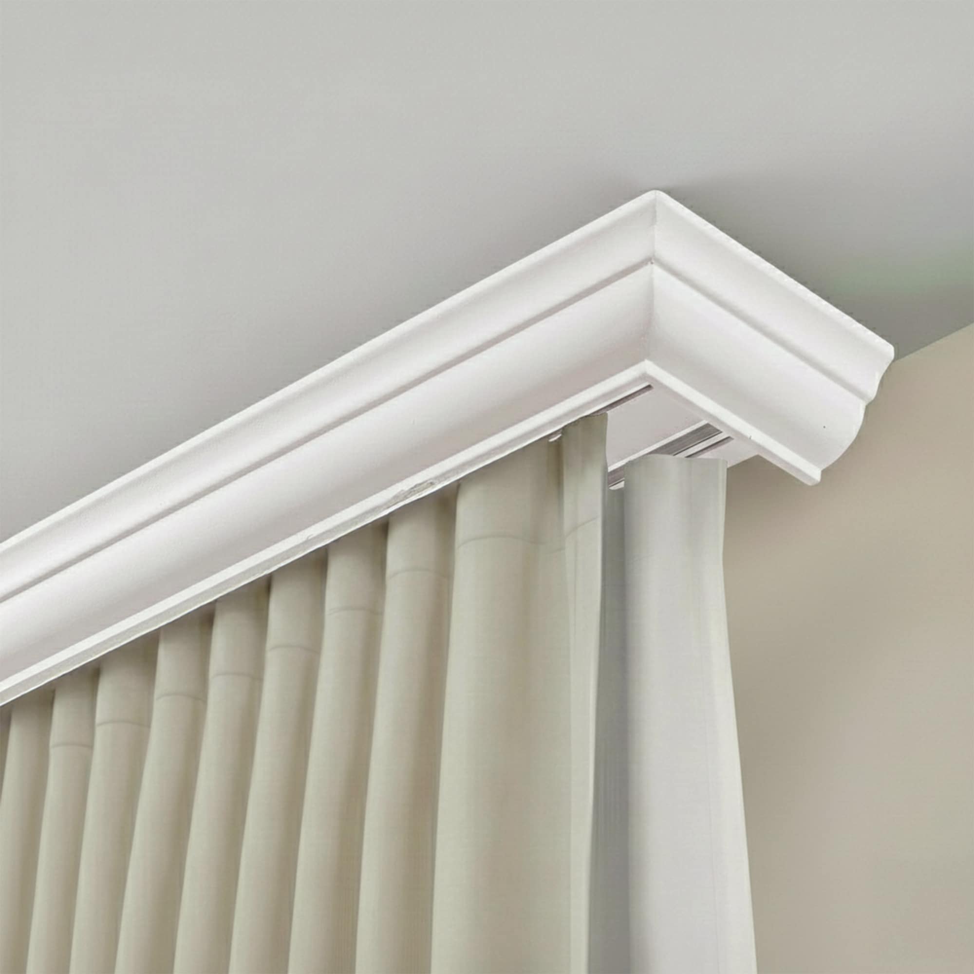 Garníža na záclonu a záves s maskou Filip z dreva Biela