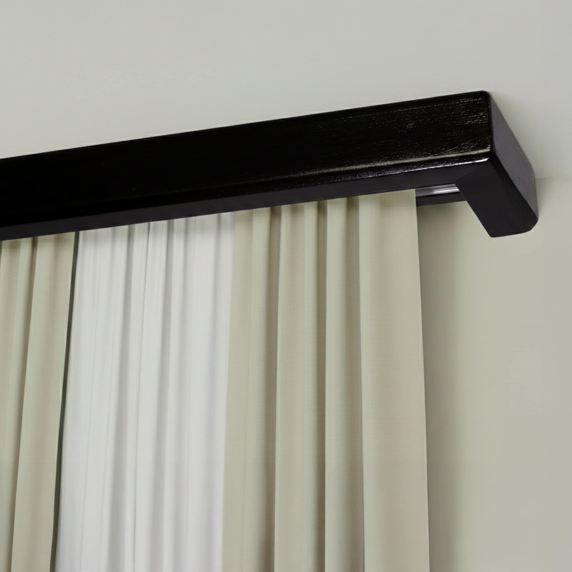 Garníža na záclonu a záves s maskou Štvorcová z dreva Čierna