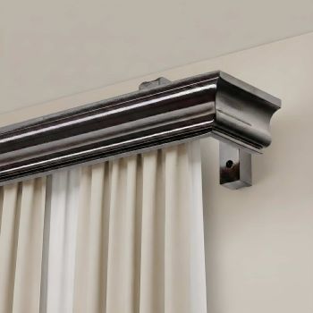 Garníža na záclonu a záves s maskou Athena z dreva - 